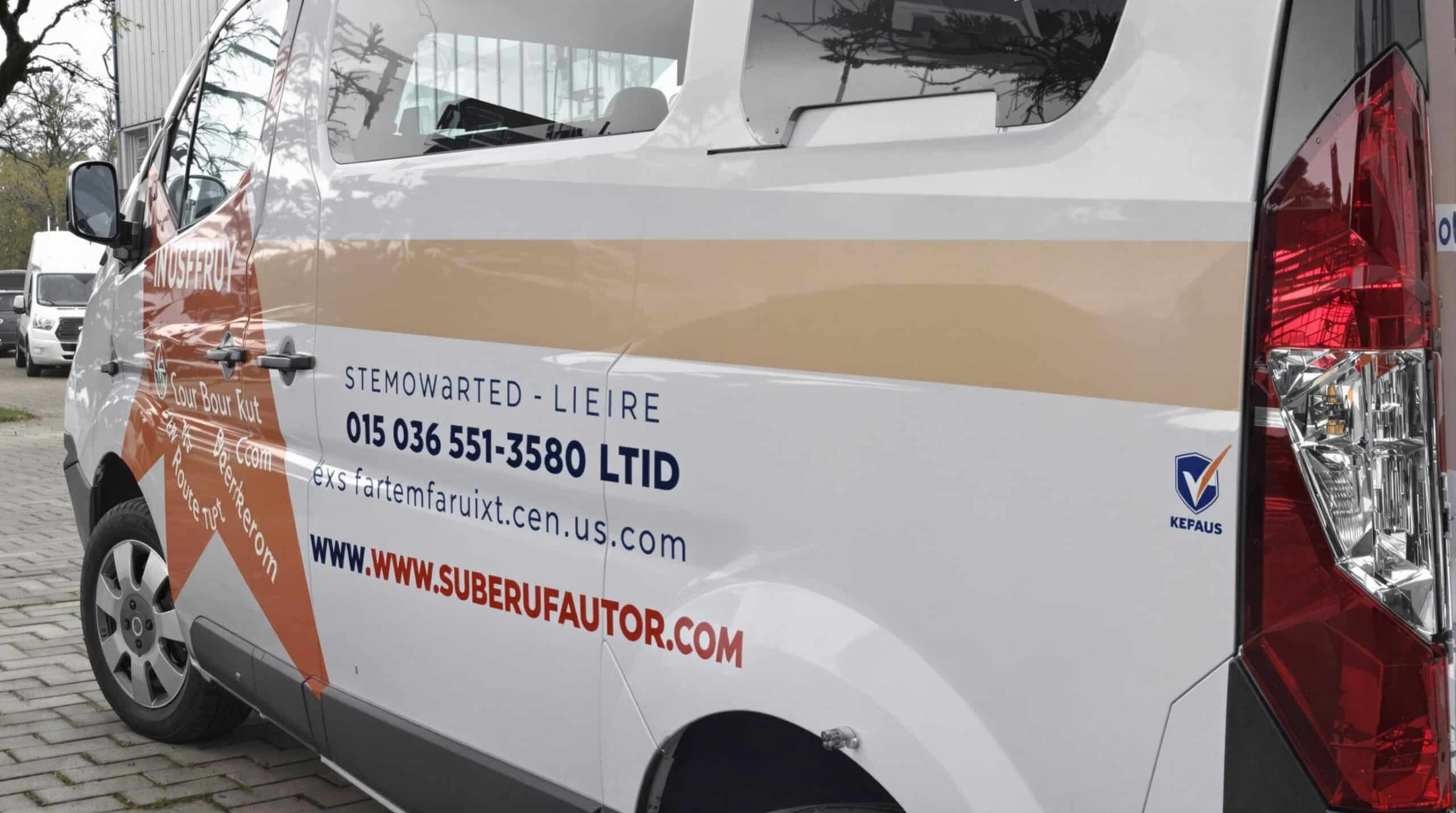 Een bedrijfsauto met een aangepast ontwerp of belettering.