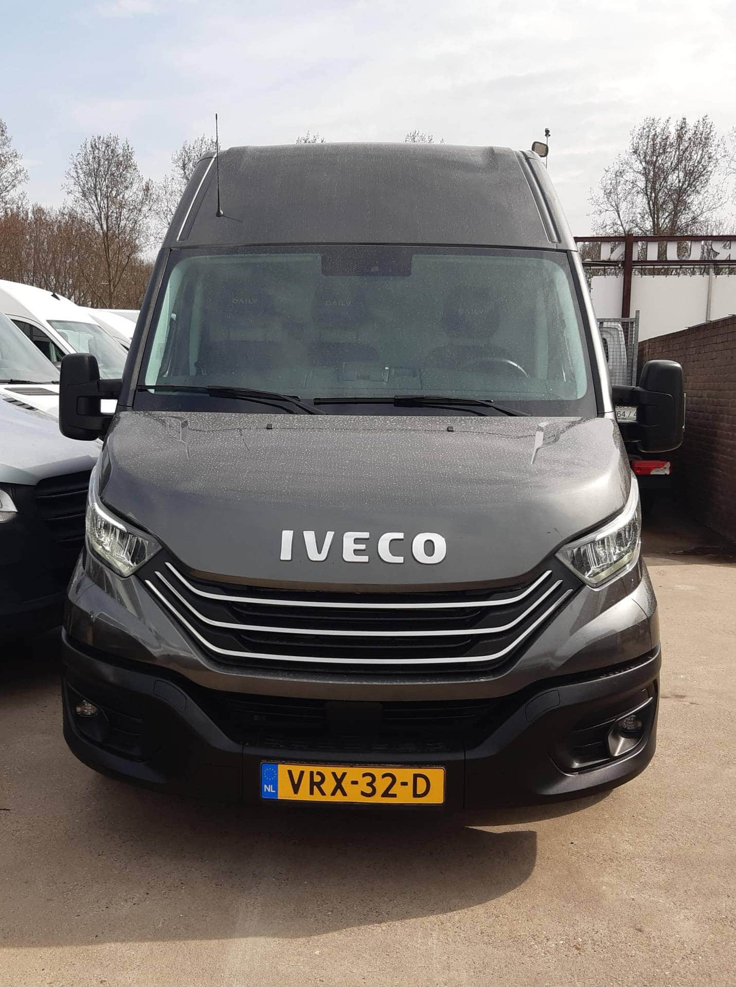 Zijkant Iveco Daily met schuifdeur