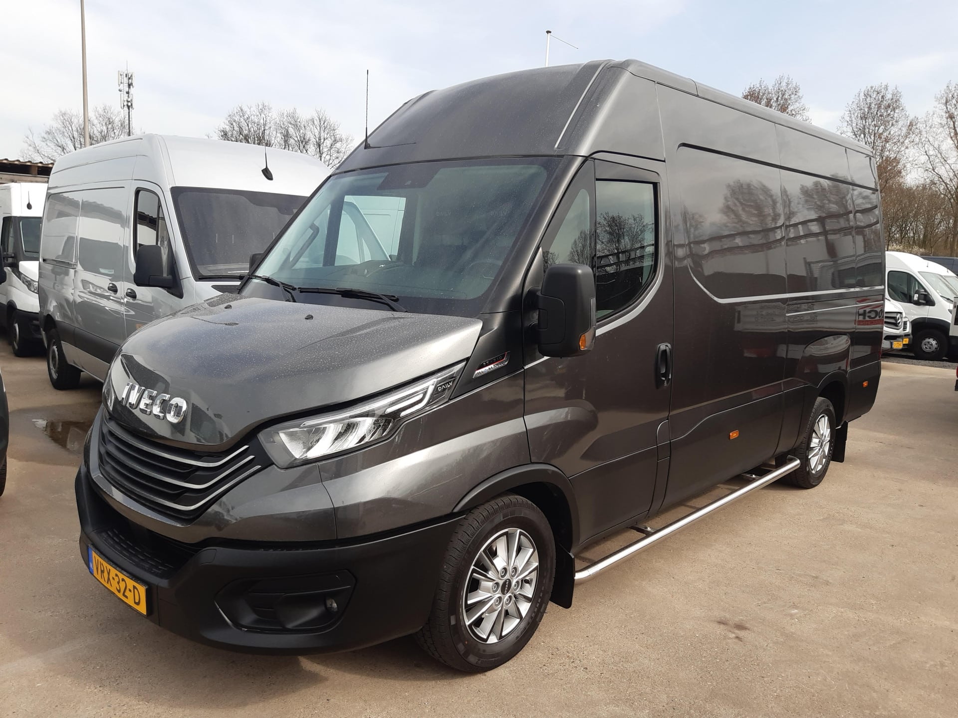 Interieur met geveerde stoel en stuur