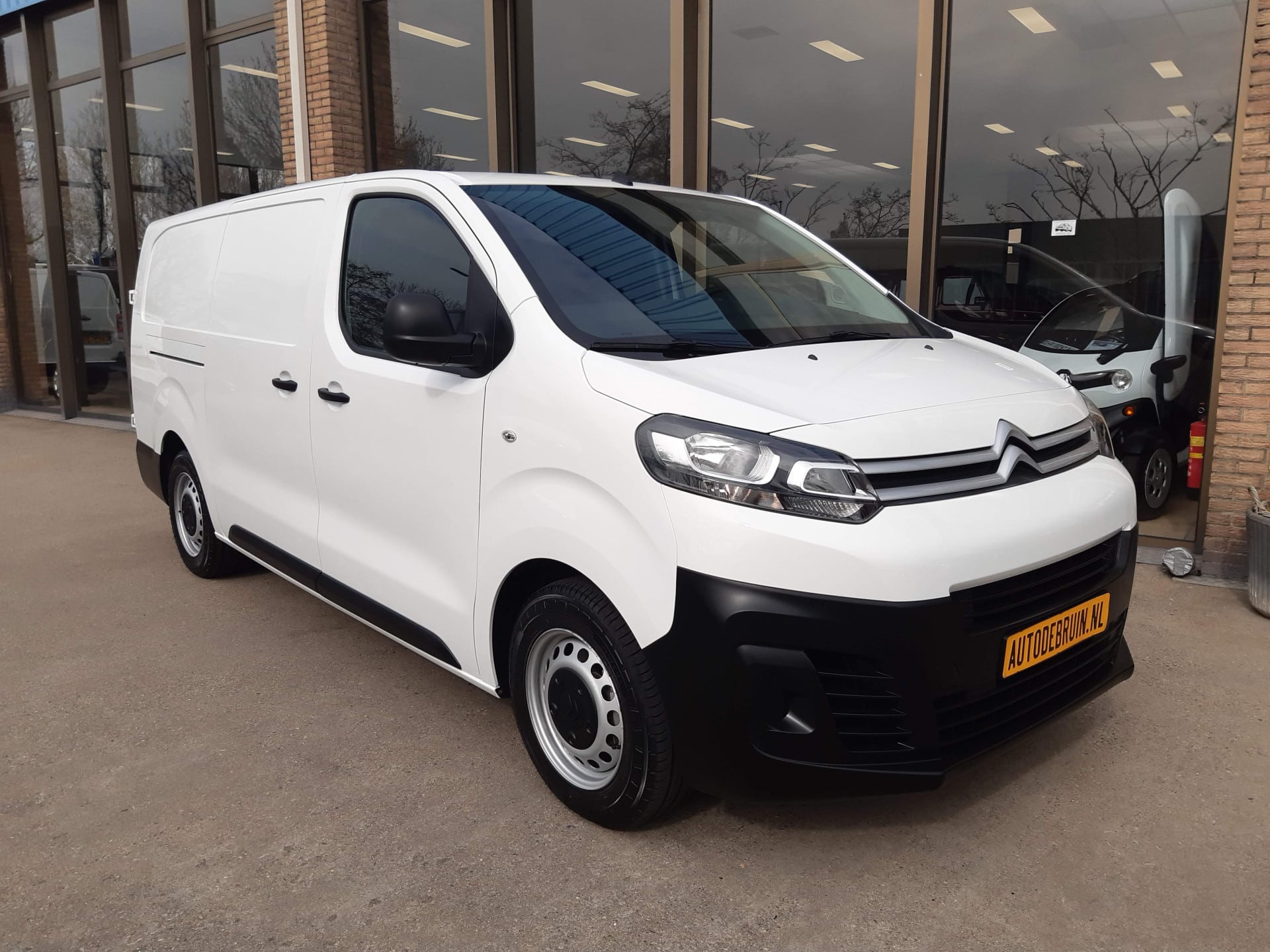 Citroën ë-Jumpy Club XL L3 50 kWh wit exterieur in stadsomgeving