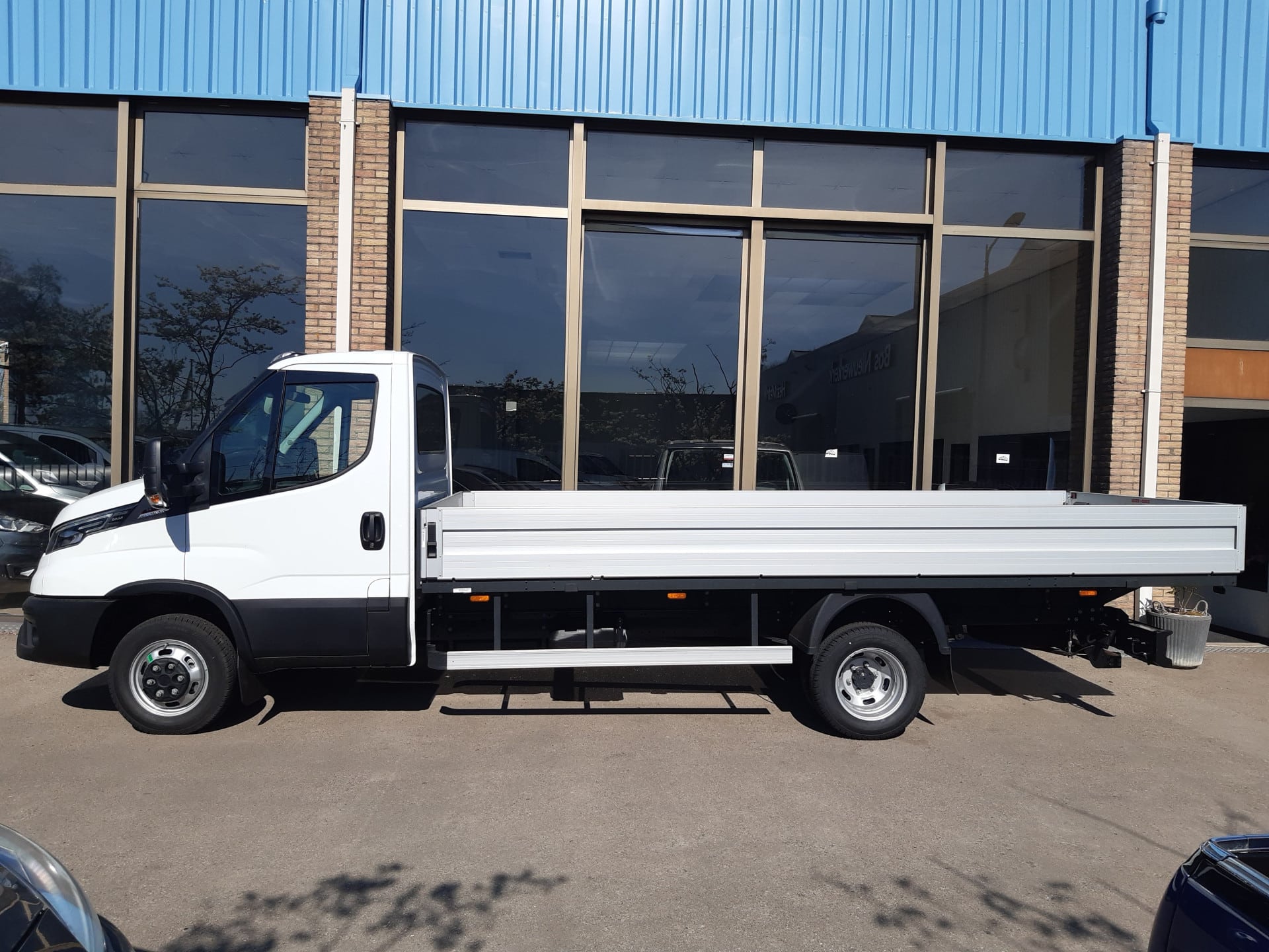 Achteraanzicht van de Iveco Daily klaar voor werk
