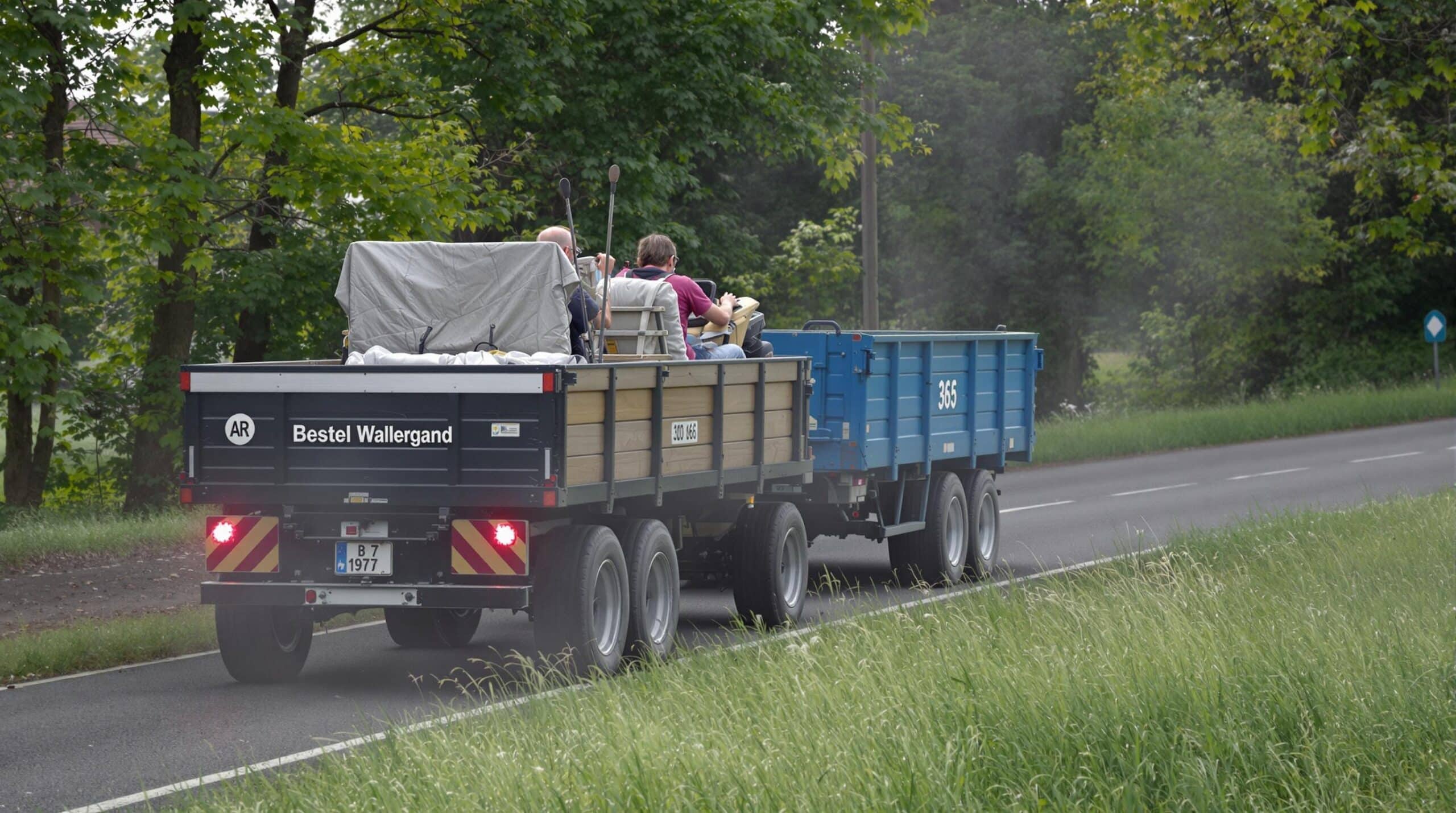 Een bestelwagen rijdt over een weg terwijl de bestuurder er ontspannen uit ziet.