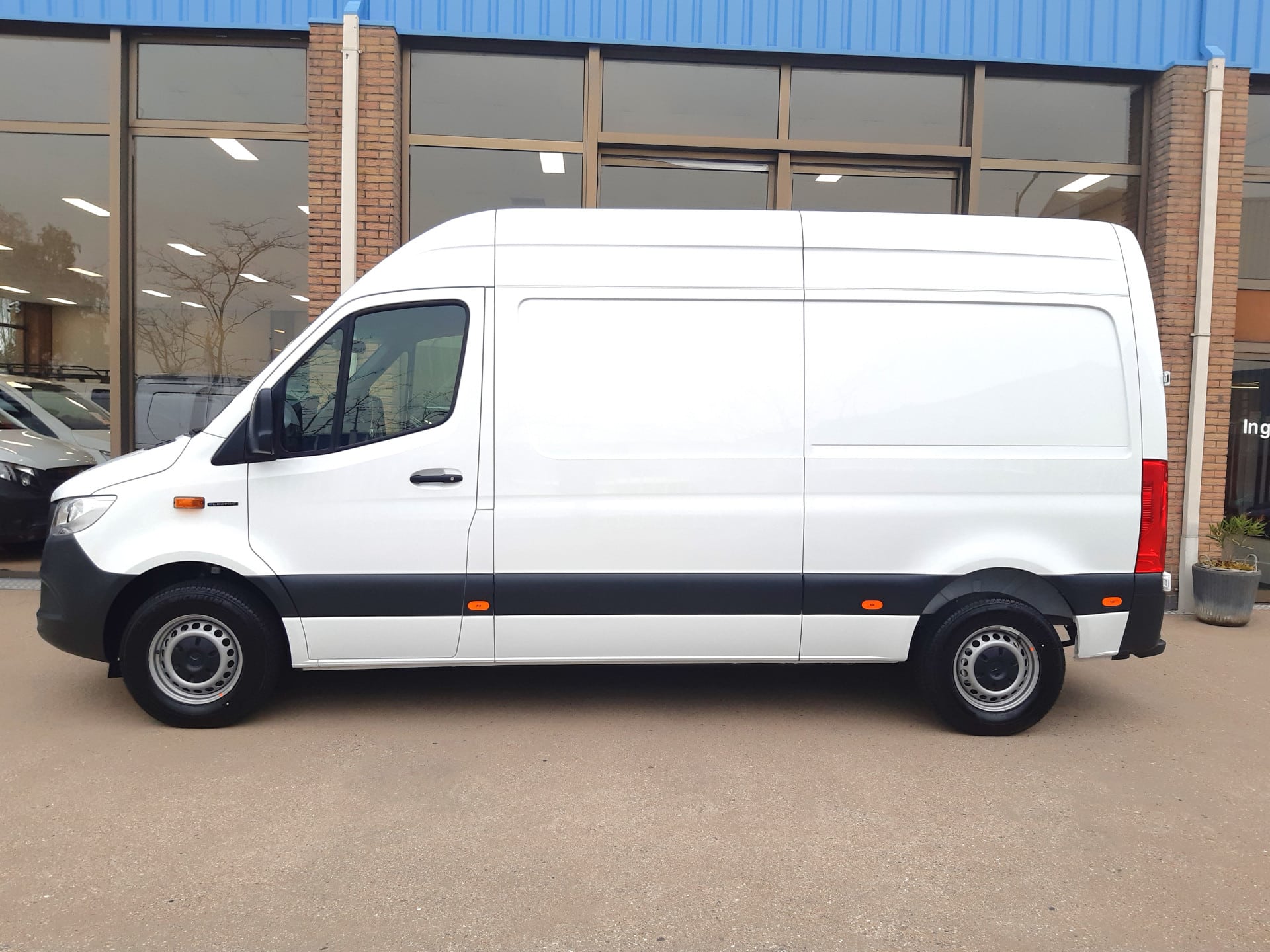Laadruimte van de eSprinter met tussenschot en wandbekleding