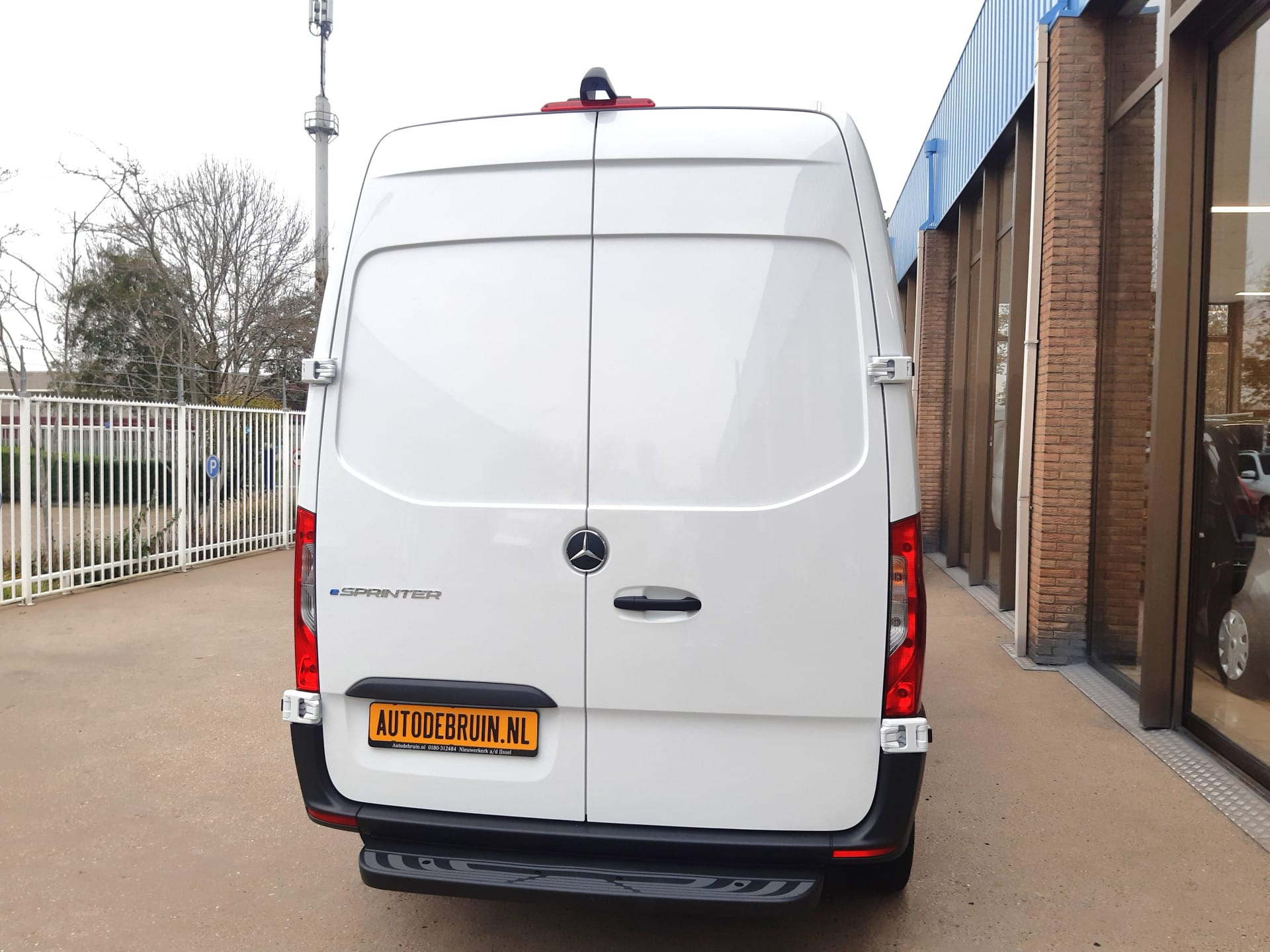 Achterzijde met geopende 270 graden deuren van de eSprinter