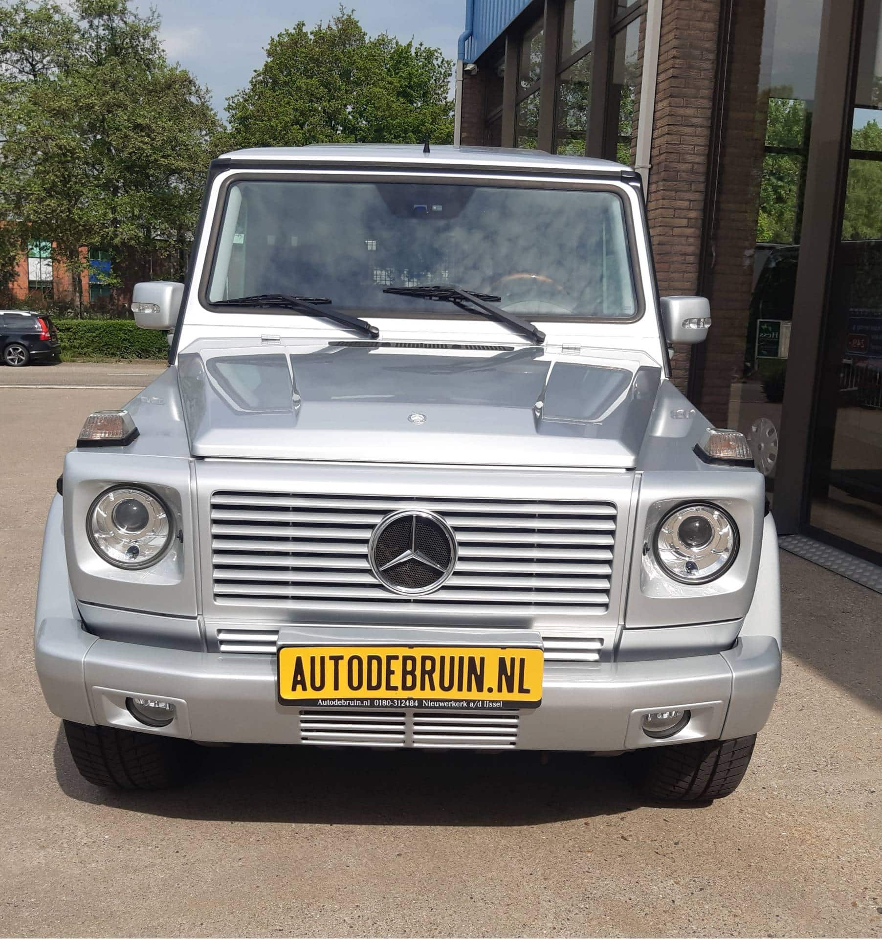 Zijkant van de Mercedes-Benz G-Klasse met zicht op de velgen