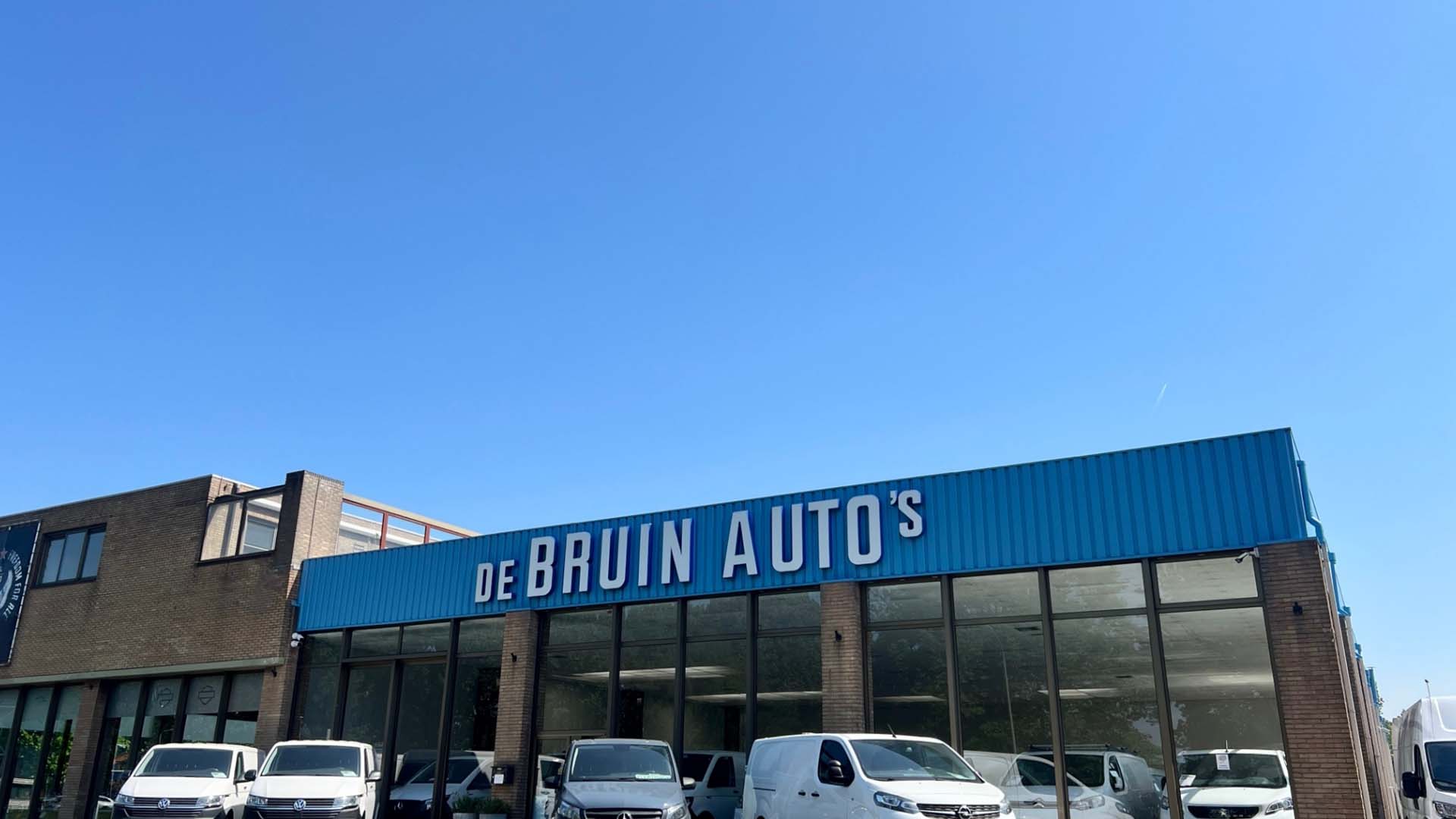Showroom Hoekperspectief van Auto de Bruin
