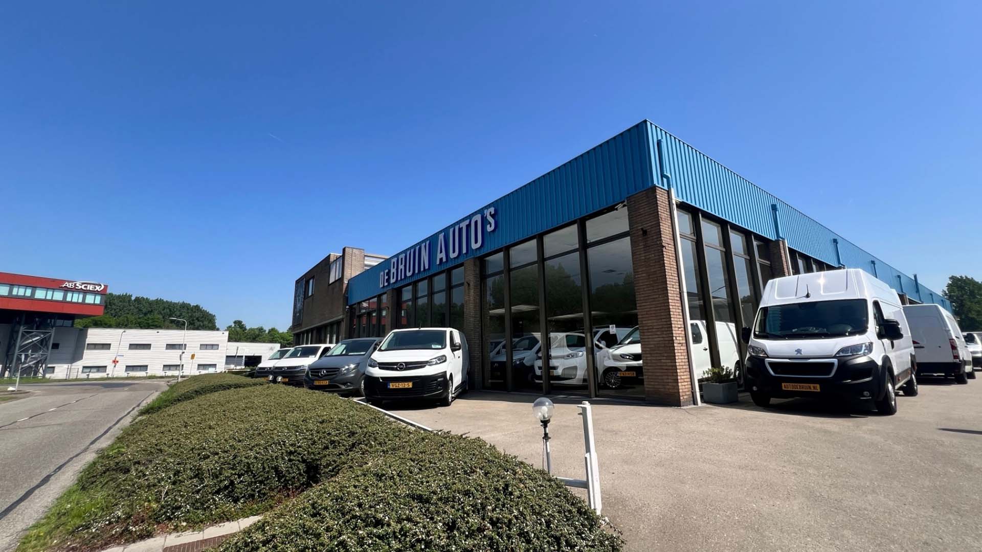 Vooraanzicht van de showroom van Auto de Bruin
